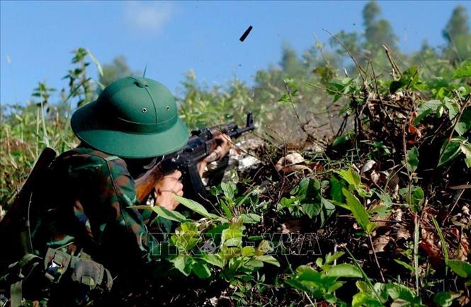 Sư đoàn 304 diễn tập bắn đạn thật cho lực lượng dự bị động viên. Ảnh: Hoàng Hùng - TTXVN