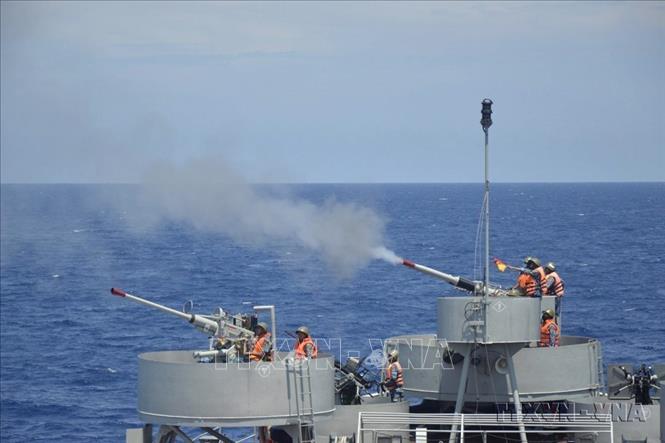 Hoạt động huấn luyện, bắn đạn thật trên biển của Bộ Tư lệnh Vùng 2 Hải quân. Ảnh: TTXVN
