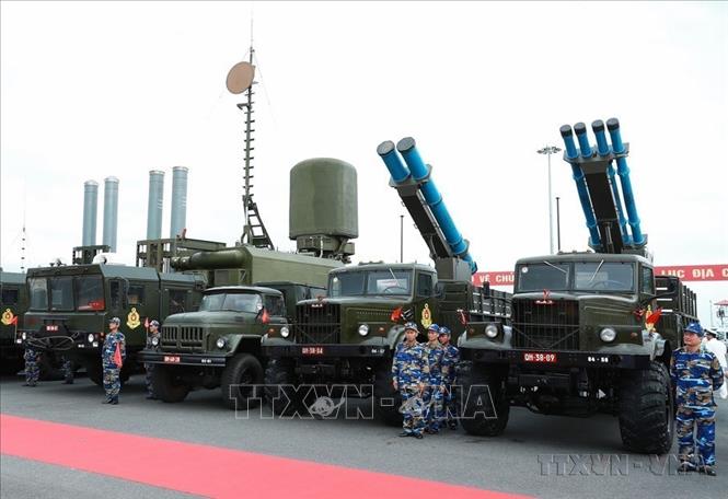 Lực lượng Tên lửa bờ K-300P Bastion-P (bên trái) và đạn pháo phản lực dẫn đường EXTRA và Accular (bên phải) được trang bị cho Hải quân nhân dân Việt Nam. Ảnh: Thống Nhất - TTXVN