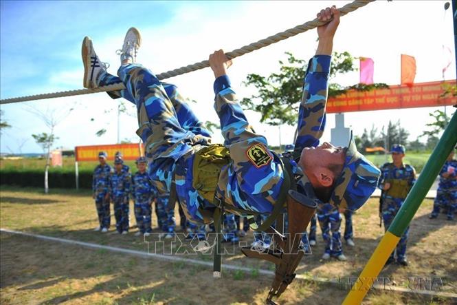 Chiến sĩ Lữ đoàn 167, Vùng 2 Hải quân luyện tập bài đu dây ngang. Ảnh: Minh Đức - TTXVN