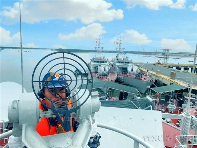 Chiến sĩ Lữ đoàn Tàu pháo - tên lửa 167 tham gia Hội thi khởi động máy chính đầu Xuân Quý Mão 2023. Ảnh: TTXVN phát

