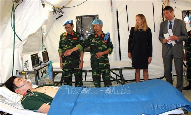 Chiến sĩ Bệnh viện dã chiến cấp 2 số 1 thuộc Lực lượng gìn giữ hòa bình Việt Nam thực hành huấn luyện trên bộ dưới sự theo dõi của đại diện ngoại giao Hoa Kỳ, Anh, Australia và các chuyên gia quốc tế trước khi lên đường đến Nam Sudan. Ảnh: Xuân Khu-TTXVN