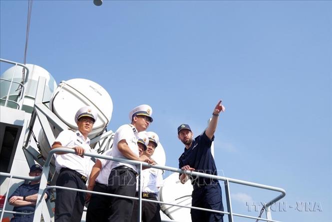 Sĩ quan tàu Hải quân 378, Lữ đoàn 167 (Vùng 2 Hải quân) trao đổi nghiệp vụ với sĩ quan Tàu tuần tra xa bờ của Hải quân Hoàng gia Anh trong buổi huấn luyện chung. Ảnh: TTXVN phát