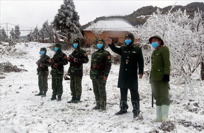 Mặc cho băng giá, mưa tuyết, cán bộ, chiến sĩ Đồn biên phòng Y Tý (Bát Xát, Lào Cai) vẫn không quản ngại khó khăn, đẩy mạnh công tác tuần tra biên giới, hoàn thành tốt nhiệm vụ được giao. Ảnh: Quốc Khánh - TTXVN