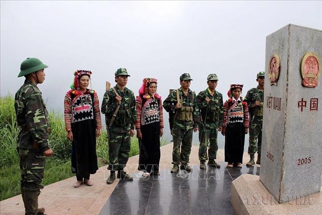 Cán bộ, chiến sĩ Đồn biên phòng A Pa Chải, huyện Mường Nhé (Điện Biên) phối hợp với dân quân xã Sín Thầu tổ chức tuần tra, bảo vệ cột mốc trên núi Khoa La San, nơi có đường biên giới chung ba nước Việt Nam - Lào - Trung Quốc. Ảnh: Trọng Đức - TTXVN