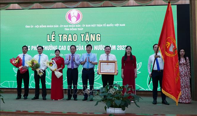 Thừa ủy quyền của Chủ tịch nước, lãnh đạo tỉnh Đồng Tháp trao Huân chương Độc lập hạng Ba cho Văn phòng Tỉnh ủy Đồng Tháp. Ảnh: Nhựt An - TTXVN