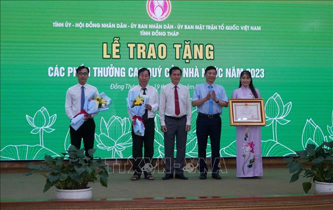 Thừa ủy quyền của Chủ tịch nước, lãnh đạo tỉnh Đồng Tháp trao Huân chương Lao động hạng Nhì cho Sở Khoa học và Công nghệ tỉnh Đồng Tháp. Ảnh: Nhựt An - TTXVN