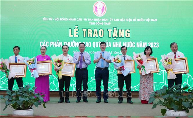 Thừa ủy quyền của Chủ tịch nước, lãnh đạo tỉnh Đồng Tháp trao Huân chương Lao động hạng Ba cho 6 cá nhân. Ảnh: Nhựt An - TTXVN