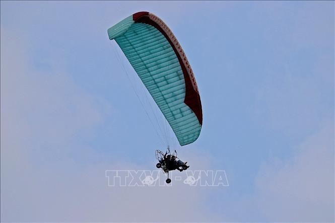 Hoạt động dù lượn trở thành điểm thu hút khách du lịch đến với bản Bích Trụ. Ảnh: TTXVN phát