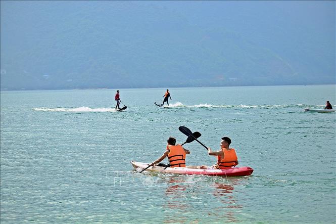 Hoạt động chèo thuyền trở thành điểm thu hút khách du lịch đến với bản Bích Trụ. Ảnh: TTXVN phát