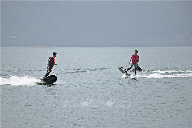 Hoạt động lướt ván phản lực trở thành điểm thu hút khách du lịch đến với bản Bích Trụ. Ảnh: TTXVN phát