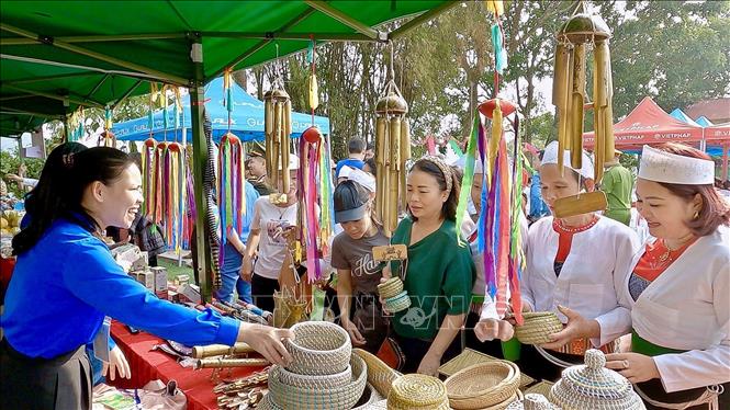 Các gian hàng bày bán các sản phẩm đặc trưng của dân tộc Mường tại bản Bích Trụ. Ảnh: TTXVN phát