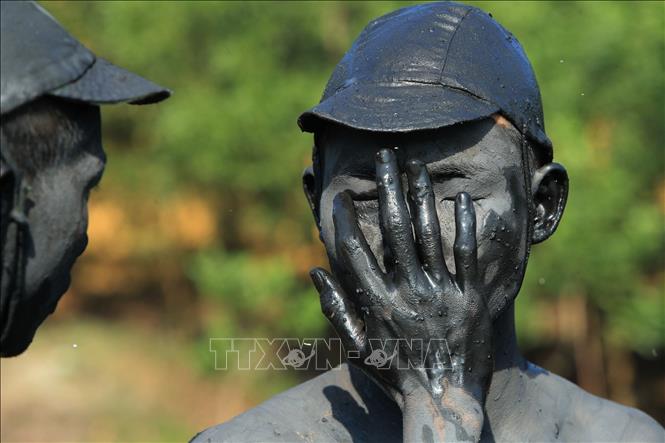 Theo tình huống tác chiến, người lính phải chọn phương thức ngụy trang để có thể hòa nhập với môi trường xung quanh. Ảnh: An Đăng - TTXVN