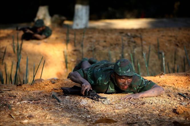 Vượt bãi chông trên thực địa là bài tập có một không hai của lính đặc công. Ảnh: An Đăng - TTXVN
