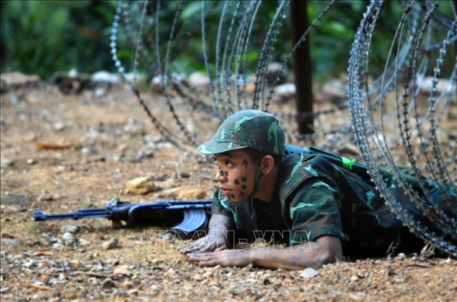 Chiến sỹ Đặc công 113 huấn luyện trườn qua những vòng thép gai sắc nhọn. Ảnh: An Đăng - TTXVN