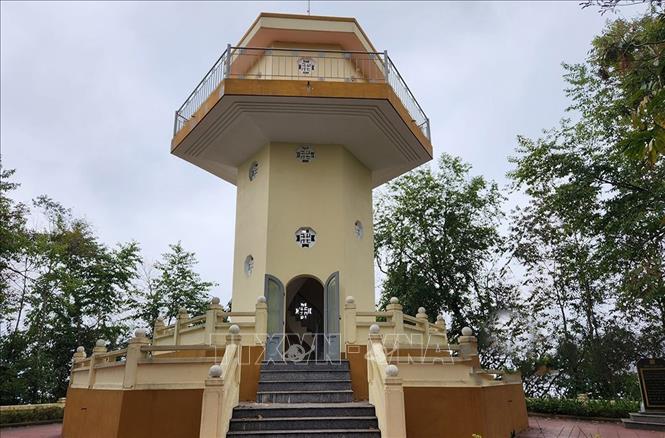 Đài quan sát trên đỉnh Slam Cao. Ảnh: Chu Hiệu-TTXVN.