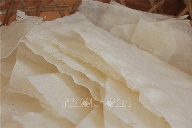 Bánh tráng phơi sương Trảng Bàng thấm đậm vị nắng, hơi sương với vị đậm, dẻo, dai và dày. Ảnh: Hồng Đạt - TTXVN
