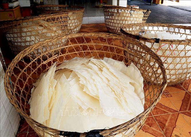 Bánh tráng phơi sương Trảng Bàng có thể sử dụng trực tiếp mà không cần nhúng nước hoặc nướng giòn. Ảnh: Hồng Đạt - TTXVN
