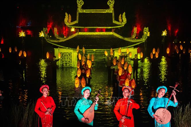 Bài hát “Người ơi người ở đừng về” cất lên vào cuối buổi trình diễn thực cảnh vừa là lời chào, vừa là tình cảm gửi tới các vị khách quý. Ảnh: Phạm Tuấn Anh - TTXVN
