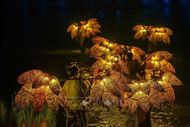 Những chiếc đó rực sáng trên nền sân khấu tour đêm thực cảnh “Tinh hoa Bắc Bộ”. Ảnh: Phạm Tuấn Anh - TTXVN