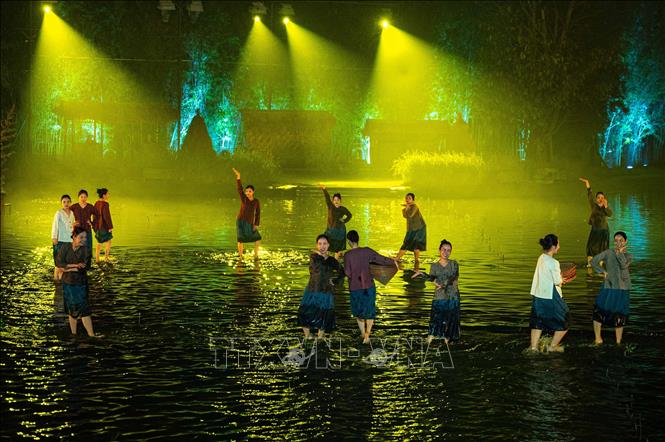 Hình ảnh những cô thôn nữ tại những làng quê Bắc Bộ - nơi gắn bó với nền nông nghiệp lúa nước từ ngàn đời. Ảnh: Phạm Tuấn Anh - TTXVN