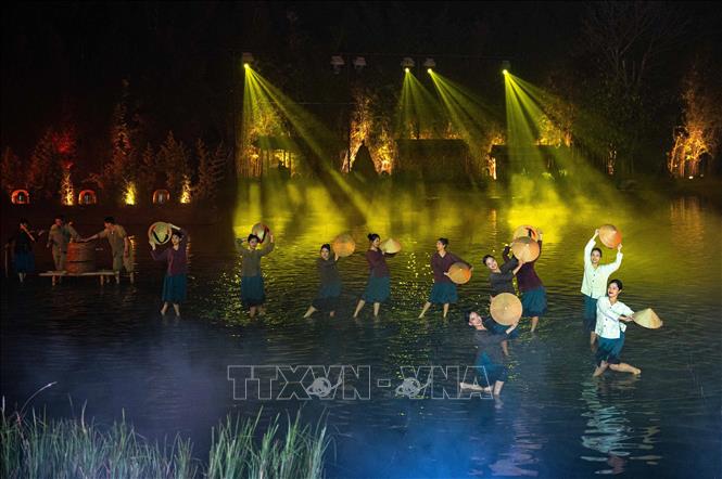 Hình ảnh những cô thôn nữ tại những làng quê Bắc Bộ - nơi gắn bó với nền nông nghiệp lúa nước từ ngàn đời. Ảnh: Phạm Tuấn Anh - TTXVN