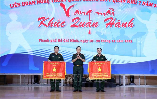 Trung tướng Trần Hoài Trung (giữa), Chính ủy Quân khu 7 trao Cờ tặng cho 2 đơn vị đạt giải Nhất liên hoan. Ảnh: Xuân Khu-TTXVN