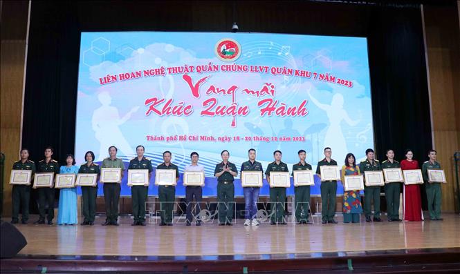 Trao thưởng cho các tác giả, nhóm tác giả đạt thành tích thành tích cao trong Cuộc thi sáng tác, phổ biến tác phẩm văn học, nghệ thuật đề tài “chống dịch, cứu dân
