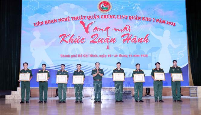 Thiếu tướng Hoàng Đình Chungn(giữa), Chủ nhiệm Chính trị Quân khu 7 trao Bằng khen cho các đơn vị đạt giải Nhì và Ba của liên hoan. Ảnh: Xuân Khu-TTXVN