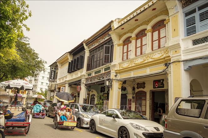 Dãy nhà phố cổ tại phố đi bộ George Town (Penang), thị trấn được UNESCO công nhận là Di sản văn hóa năm 2008. Ảnh: Hằng Linh - PV TTXVN tại Malaysia