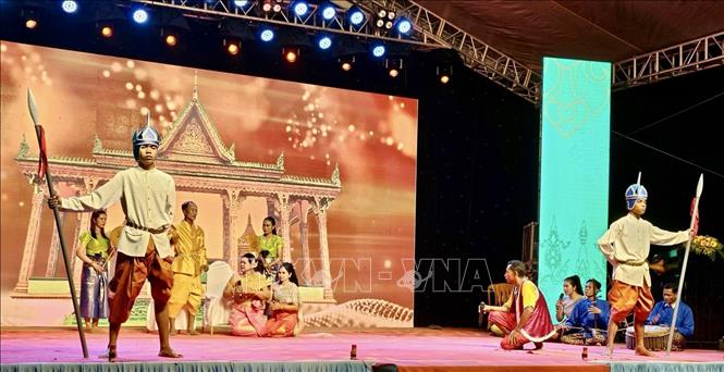 Nghệ thuật sân khấu Dì kê được tái hiện tại buổi lễ. Ảnh: Thanh Sang - TTXVN
