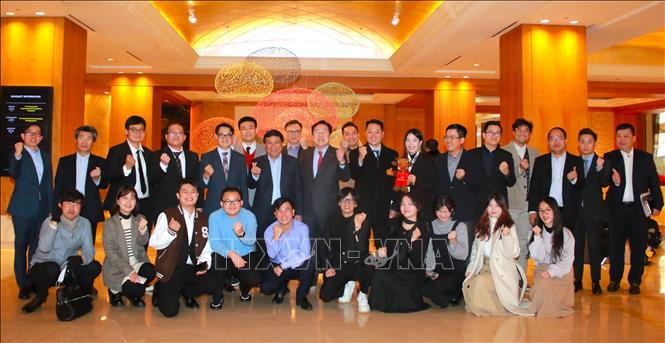 Bộ trưởng Bộ Kế hoạch và Đầu tư Nguyễn Chí Dũng chụp ảnh lưu niệm với các thành viên Mạng lưới đổi mới sáng tạo Việt Nam tại Hàn Quốc. Ảnh: Đức Thắng - P/v TTXVN tại Hàn Quốc
