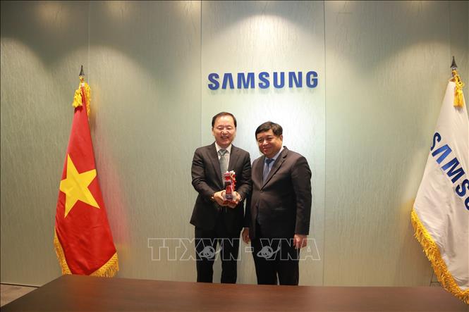 Bộ trưởng Nguyễn Chí Dũng tặng quà lưu niệm ông Park Hark Kyu, Tổng Giám đốc phụ trách tài chính của Tập đoàn Samsung. Ảnh: Đức Thắng - P/v TTXVN tại Hàn Quốc