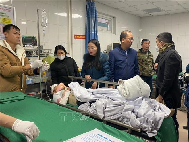 Ngay sau khi xảy ra sự việc, nhà trường đã đưa các học sinh đến Bệnh viện đa khoa 115 Nghệ An để kiểm tra. Ảnh: TTXVN phát
