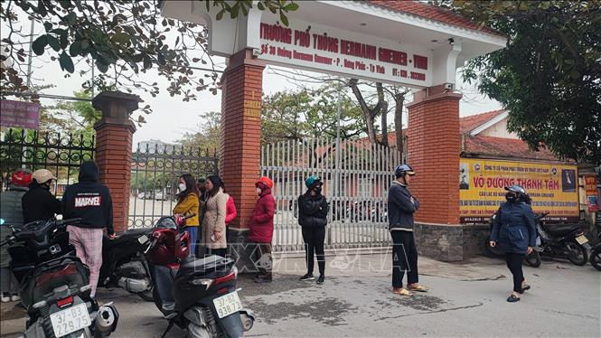 Nhiều phụ huynh đến cổng Trường Phổ thông Herman Gmeiner Vinh khi nghe tin báo. Ảnh: Văn Tý – TTXVN
