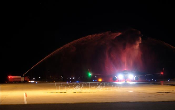 A flight from Seoul of Jeju Air lands in Lien Khuong airport, the central highland resort city of Da Lat (Lam Dong province) on 3:00 a.m December 21. VNA Photo: Nguyễn Dũng