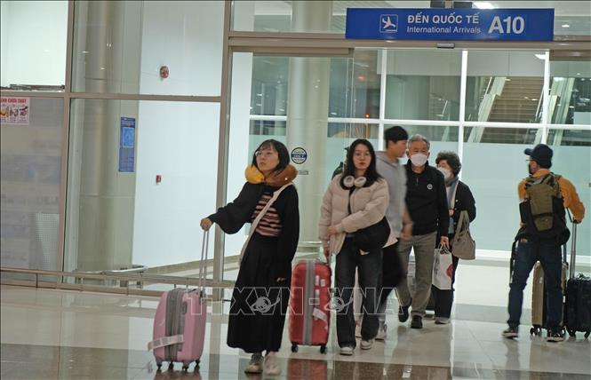 A flight from Seoul of Jeju Air lands in Lien Khuong airport, the central highland resort city of Da Lat (Lam Dong province) on 3:00 a.m December 21. VNA Photo: Nguyễn Dũng
