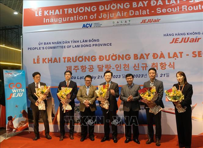 Lam Dong province’s officials welcome Jeju Air’s representatives. VNA Photo: Nguyễn Dũng