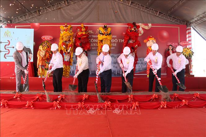 Các đại biểu thực hiện nghi thức khởi công. Ảnh: Nguyễn Hằng - TTXVN