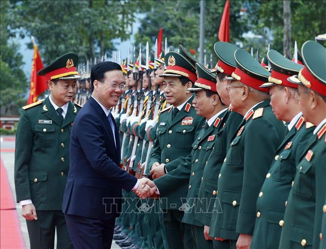 Chủ tịch nước Võ Văn Thưởng với lãnh đạo Bộ Quốc phòng, lãnh đạo Tổng cục II và các sĩ quan chỉ huy Lữ đoàn K3. Ảnh: Thống Nhất – TTXVN
