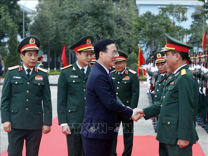 Chủ tịch nước Võ Văn Thưởng với lãnh đạo Bộ Quốc phòng, lãnh đạo Tổng cục II và các sĩ quan chỉ huy Lữ đoàn K3. Ảnh: Thống Nhất – TTXVN