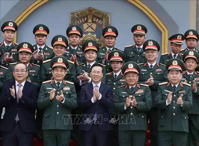 Chủ tịch nước Võ Văn Thưởng với lãnh đạo Bộ Quốc phòng, lãnh đạo Tổng cục II và các sĩ quan chỉ huy Lữ đoàn K3. Ảnh: Thống Nhất – TTXVN