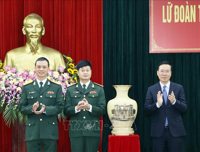 Chủ tịch nước Võ Văn Thưởng tặng quà lưu niệm cho Lữ đoàn K3. Ảnh: Thống Nhất – TTXVN
