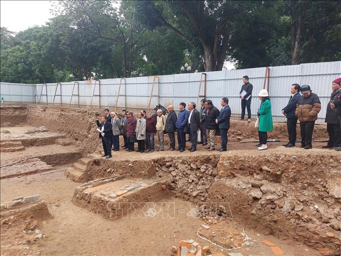 Thăm hiện trường khai quật khảo cổ học tại phía Nam Hậu Lâu Hoàng thành Thăng Long. Ảnh: Đinh Thuận - TTXVN