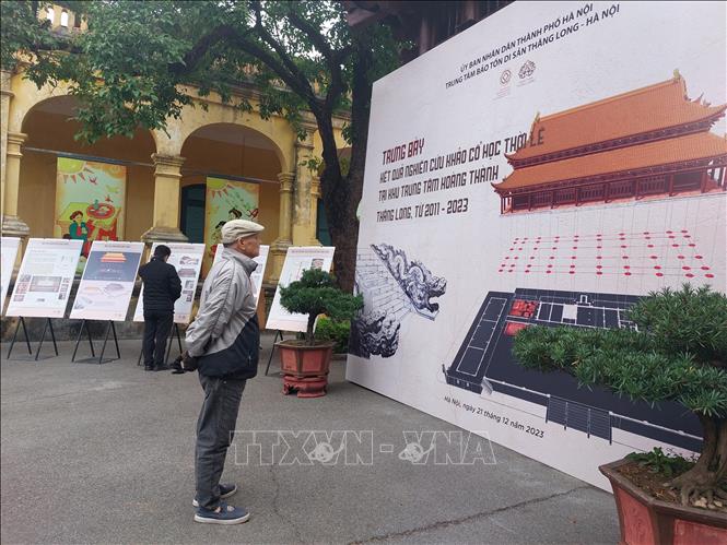 Trưng bày kết quả nghiên cứu khảo cổ học thời Lê tại Trung tâm Hoàng thành Thăng Long từ năm 2011 - 2023. Ảnh: Đinh Thuận - TTXVN