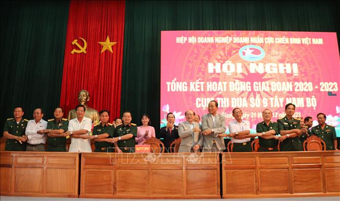 Đại diện tập thể Cụm thi đua số 9 ký giao ước thi đua. Ảnh: Hồng Thái - TTXVN