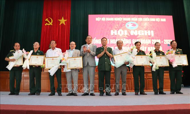 Tặng Bằng khen cho 10 cá nhân có nhiều thành tích xuất sắc trong phong trào thi đua “Doanh nhân cựu chiến binh gương mẫu sản xuất, kinh doanh giỏi giai đoạn 2020 – 2023”. Ảnh: Hồng Thái - TTXVN