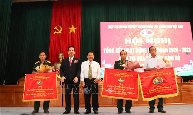 Tặng Cờ thi đua cho 3 tập thể xuất sắc trong phong trào thi đua giai đoạn 2020 – 2023. Ảnh: Hồng Thái - TTXVN