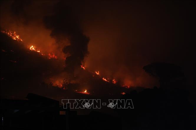 Khói lửa bốc lên từ đám cháy rừng tại ngọn núi gần thủ đô Cape Town, Nam Phi ngày 20/12/2023. Ảnh: AFP/TTXVN