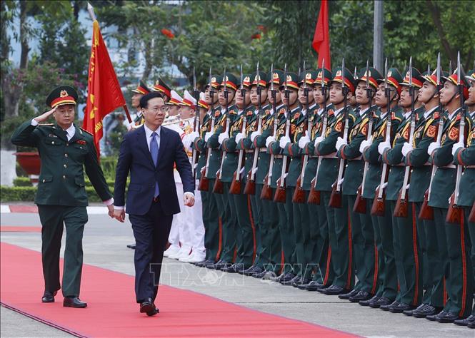 President Vo Van Thuong examines the training and combat readiness at Brigade K3 of General Department II, the Ministry of National Defence, on December 21. VNA Photo: Thống Nhất